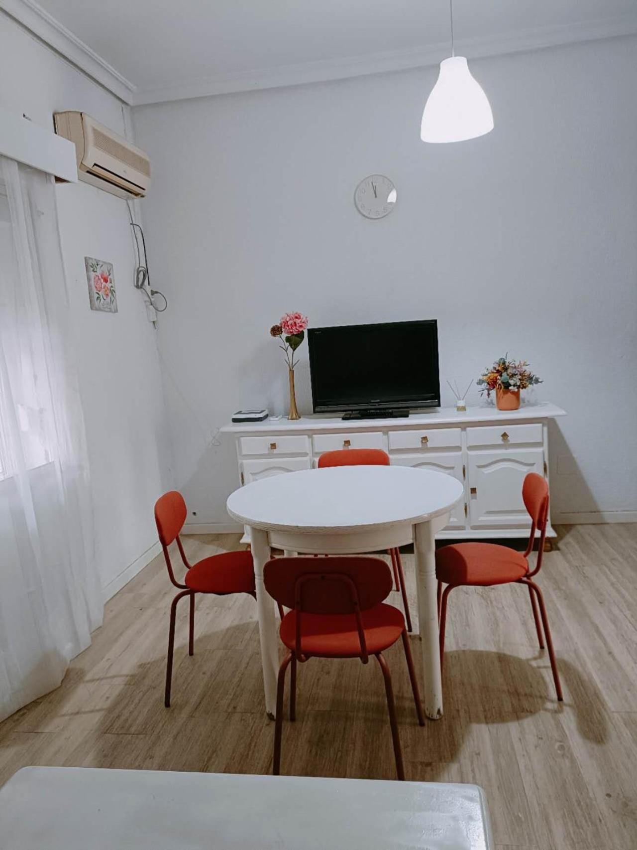 8 Mins Walk To Train Station Low Cost Youth Hostel Sevilla Buitenkant foto