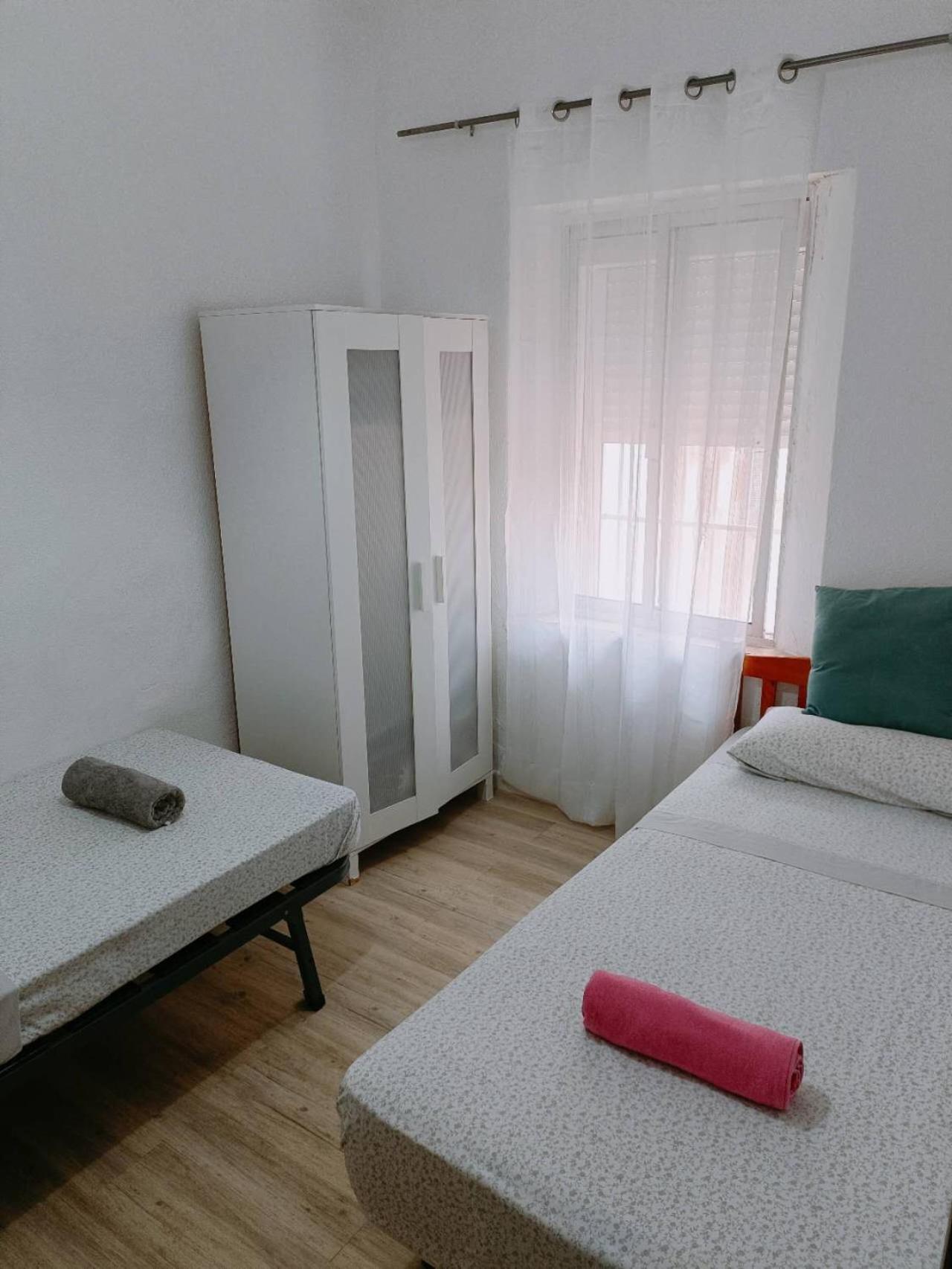 8 Mins Walk To Train Station Low Cost Youth Hostel Sevilla Buitenkant foto