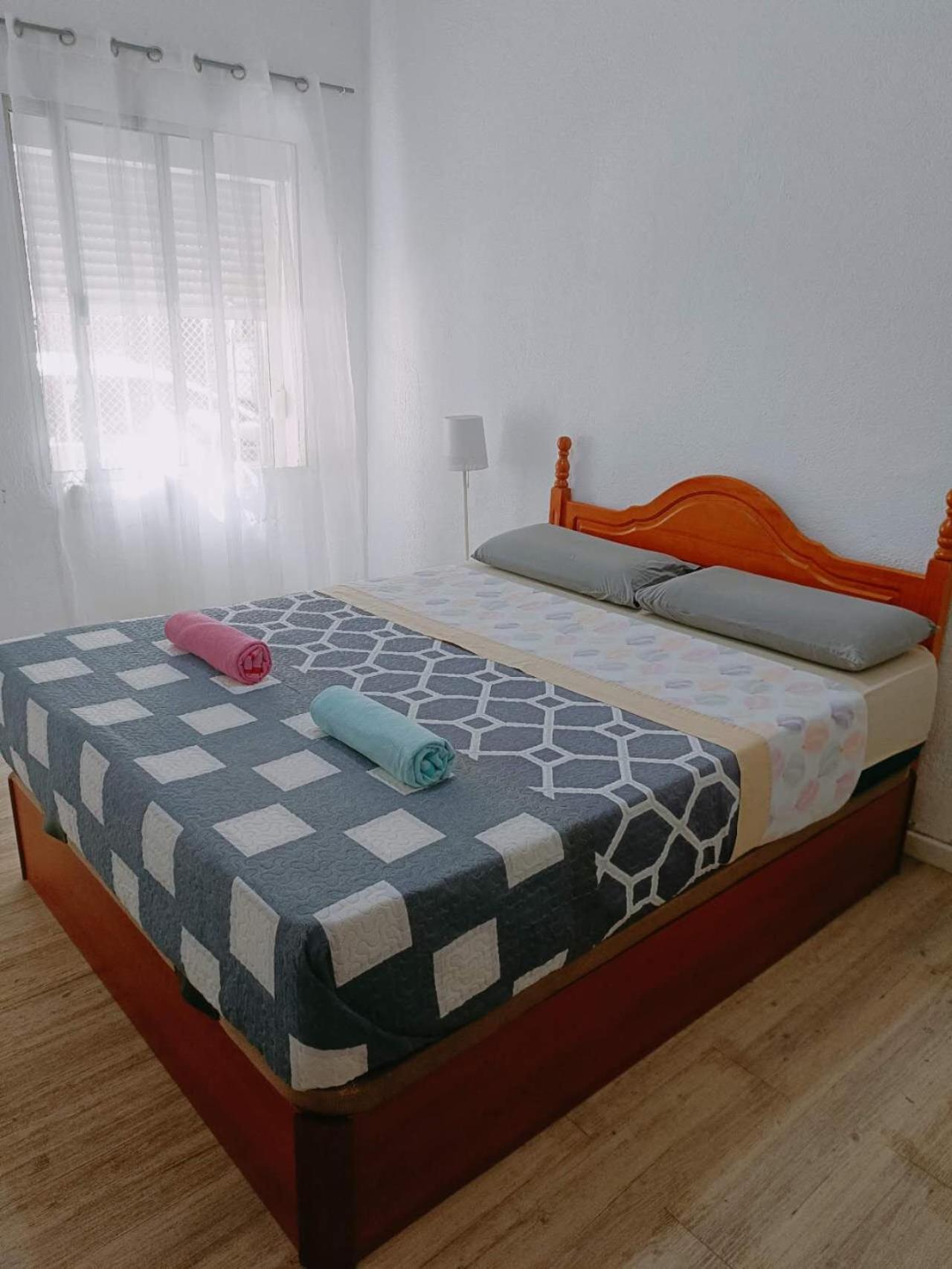 8 Mins Walk To Train Station Low Cost Youth Hostel Sevilla Buitenkant foto